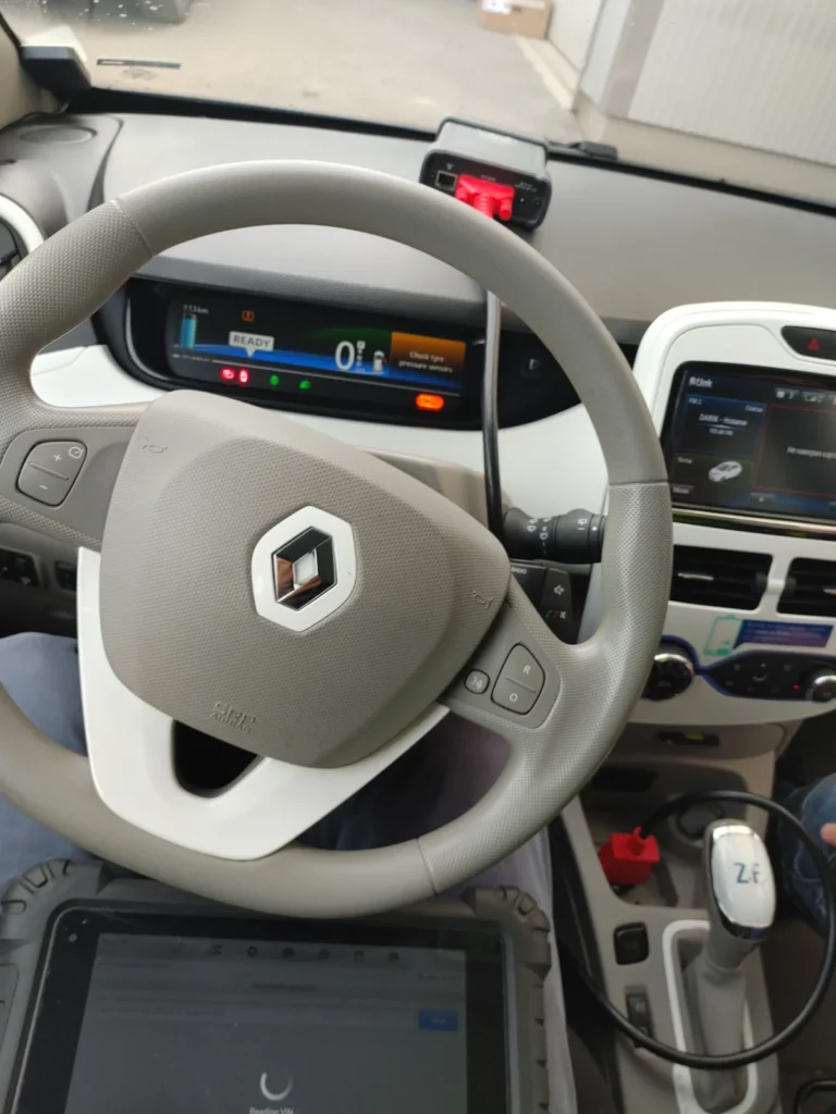 По време на диагностика на електромобил Renault