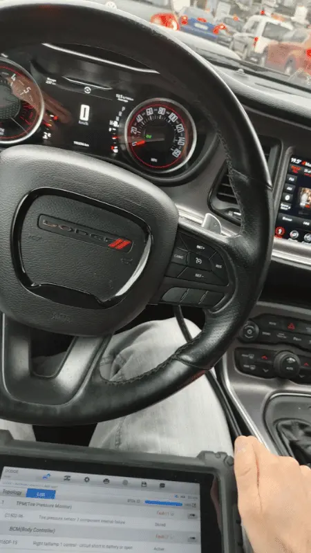 Специалист по време на пълна диагностика на Dodge