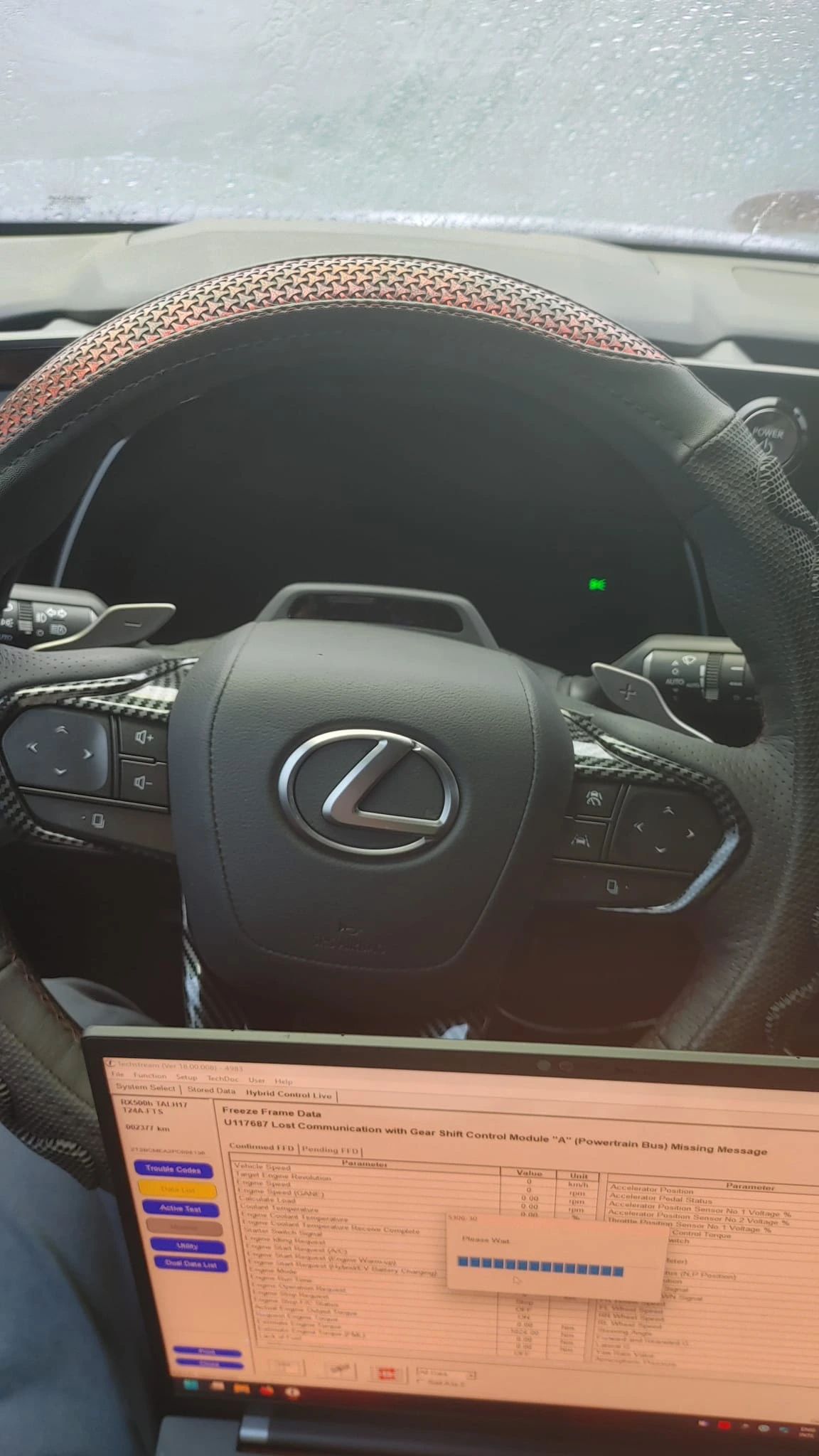 Интерфейс на компютърна диагностика на Lexus пред волан на Lexus