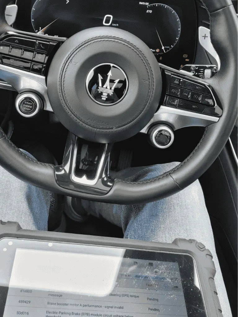 Волан с логото на Maserati и таблет с интерфейс на диагностика на Maserati