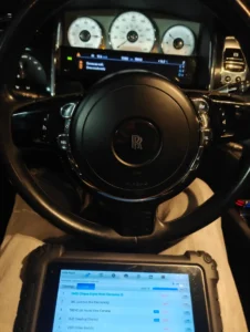 Волан на Rolls Royce с таблет, на който се вижда как му правят диагностика