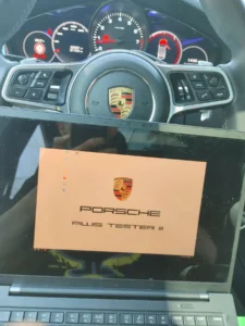 Волан на Порше с таблет, на който е отворен официалния софтуер на Porsche